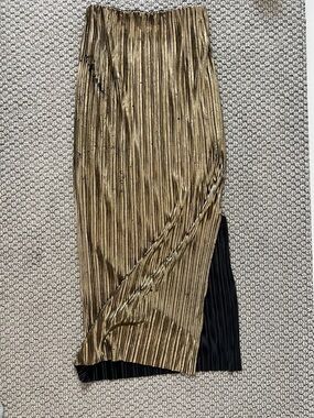 Soprano Metallic Gold Pleated Midi Skirt with Black Panel Womens size x small